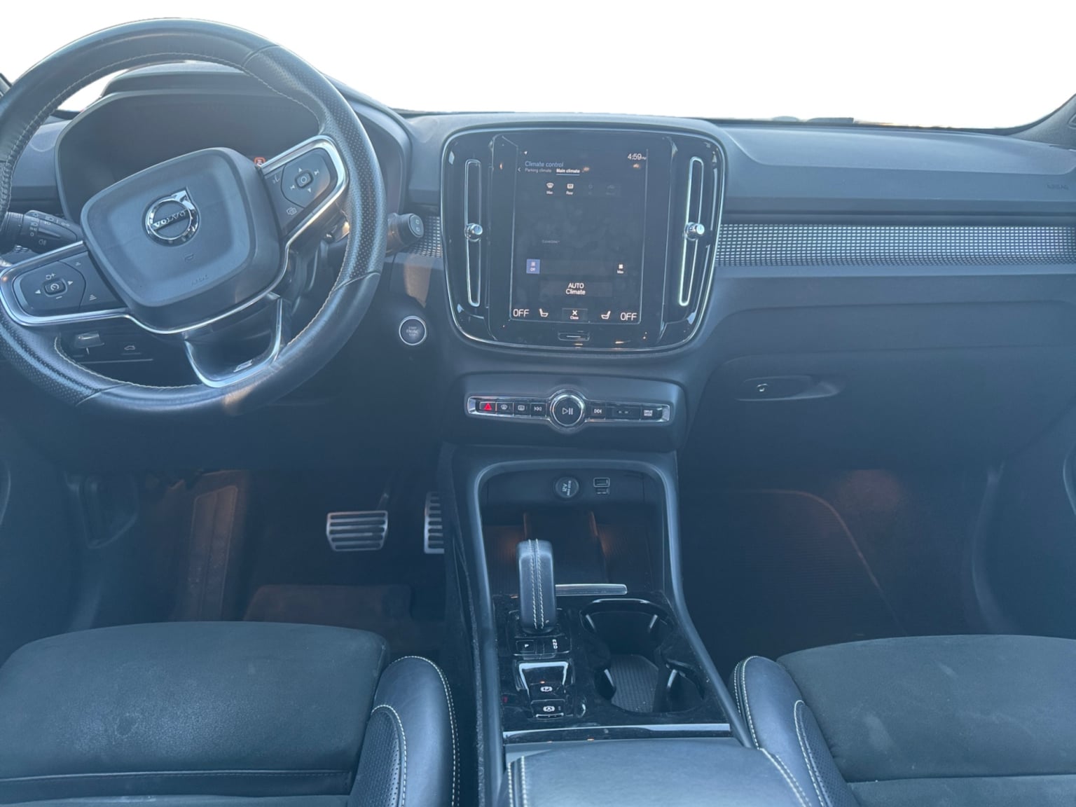 2020 Volvo XC40 T4 R-Design's photo