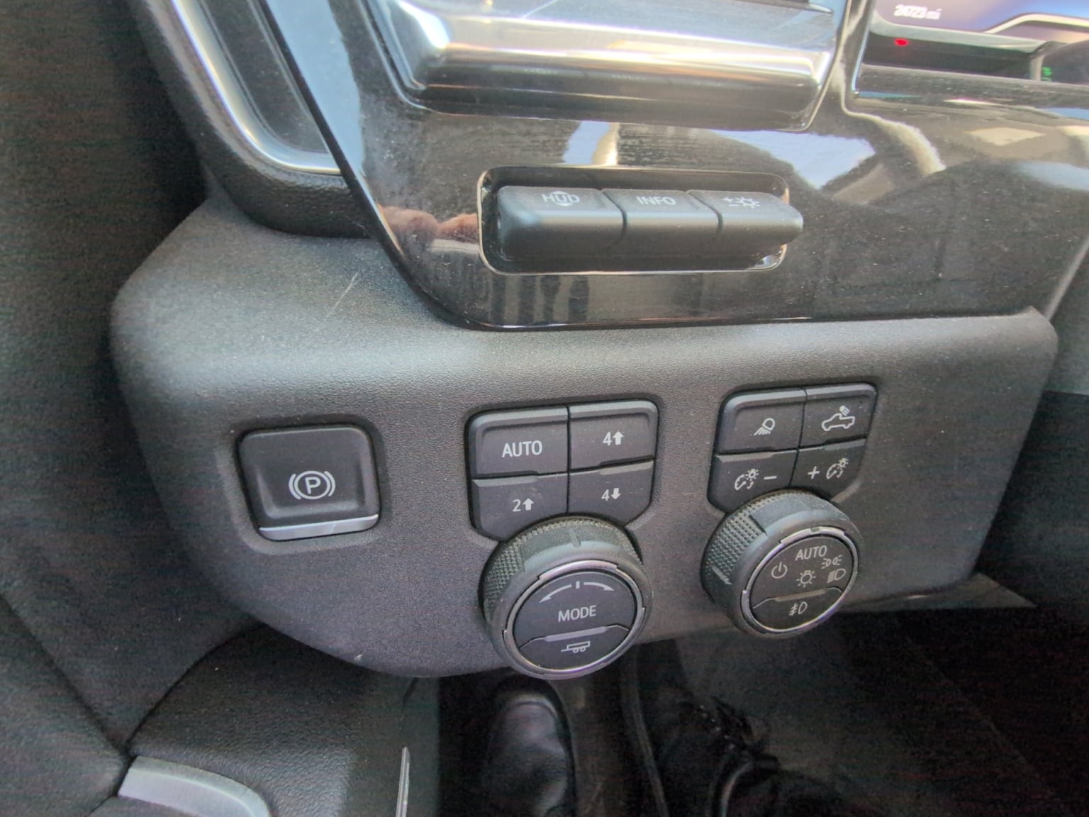 Chevrolet Silverado photo 24