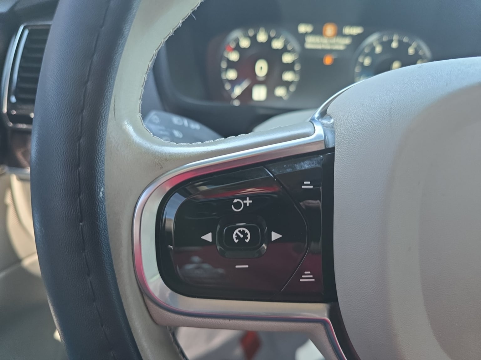 Volvo XC90 photo 22