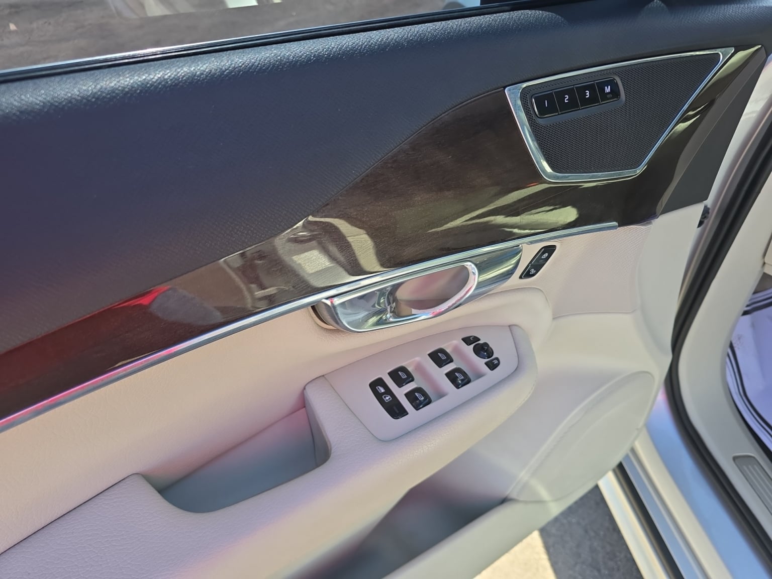 Volvo XC90 photo 11