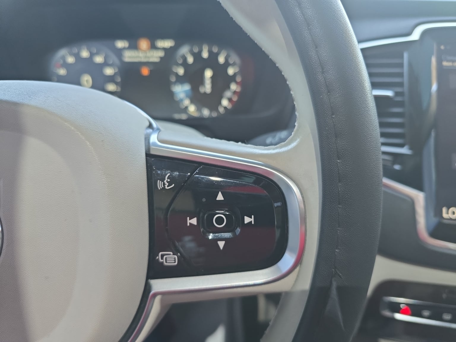 Volvo XC90 photo 23
