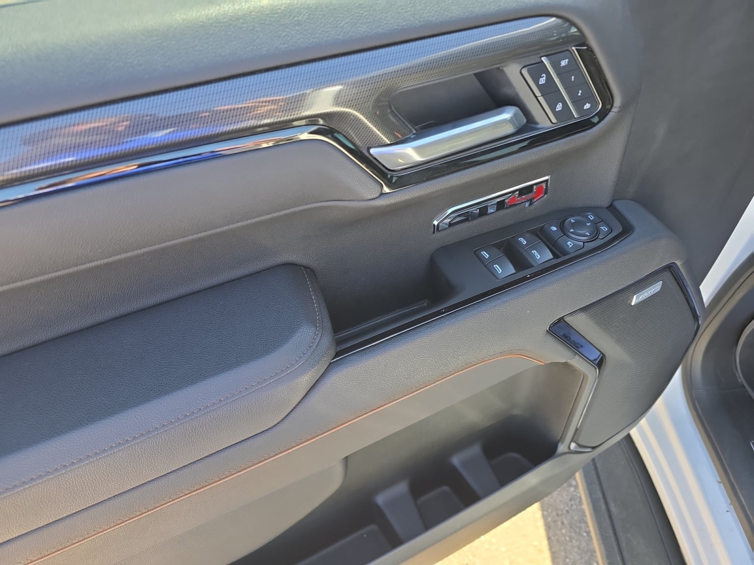 GMC Sierra photo 11