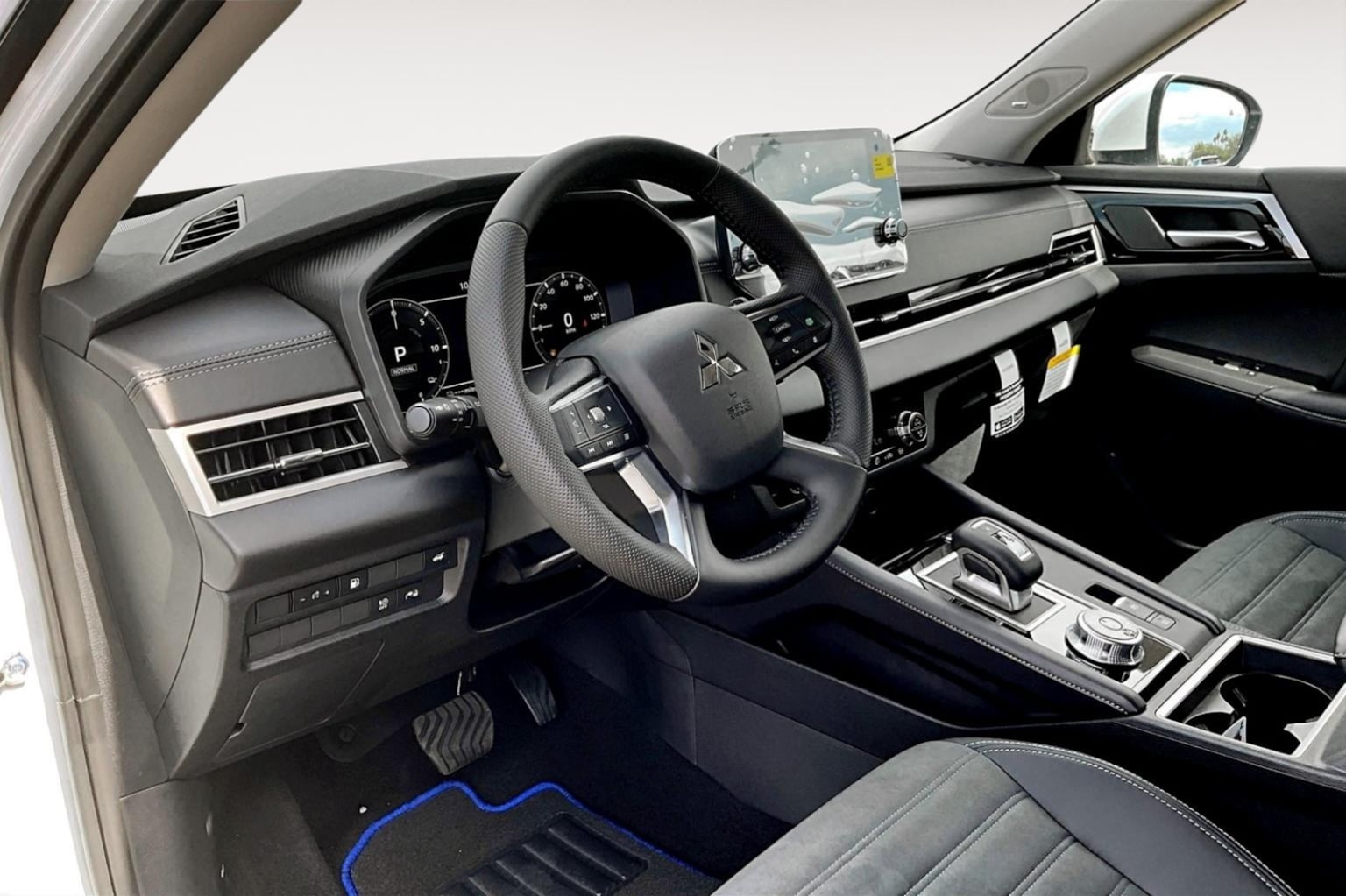 2025 Mitsubishi Outlander Plug-in Hybrid SE - Photo 7