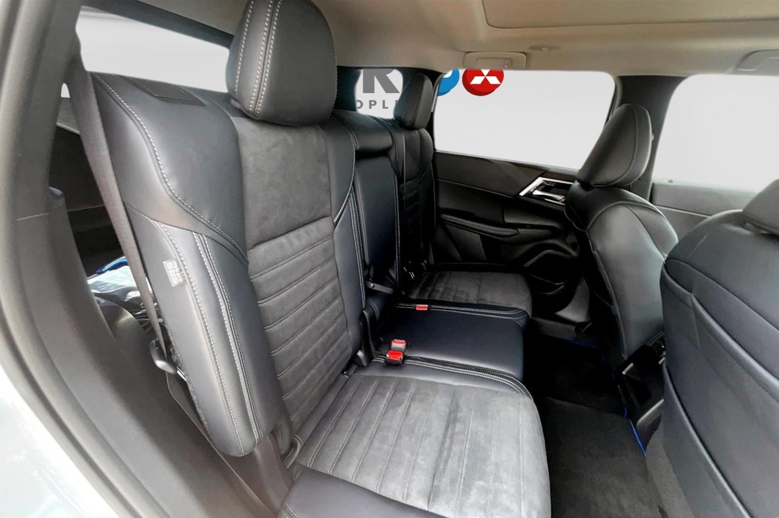 2025 Mitsubishi Outlander Plug-in Hybrid SE - Photo 10