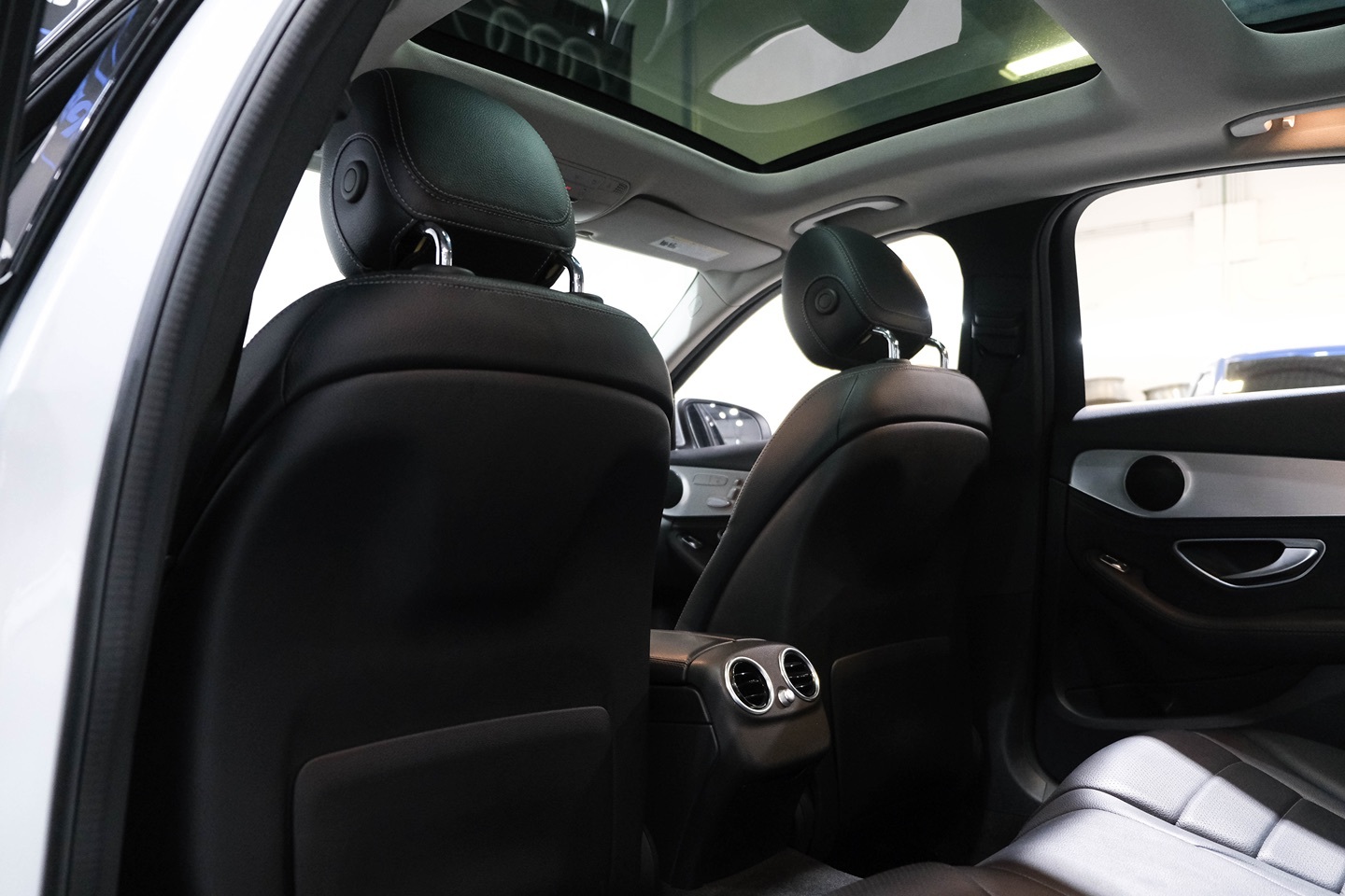 Photo 26 of this Mercedes-Benz C 300