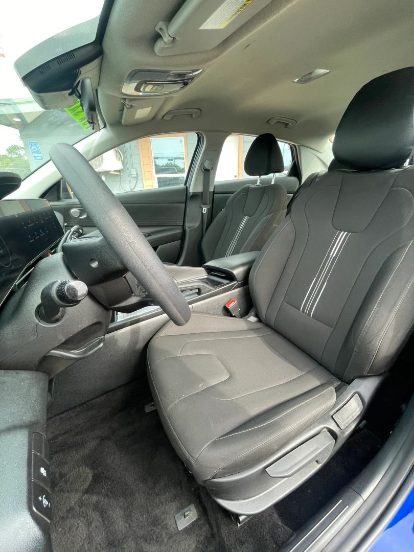 Photo 7 of this Hyundai Elantra