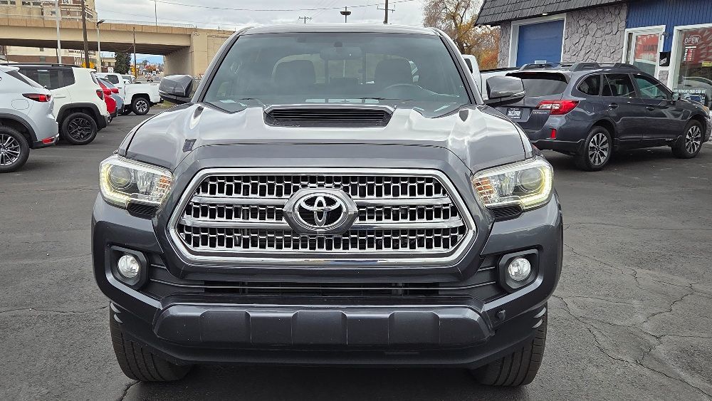 2016 Toyota Tacoma TRD Sport photo 3