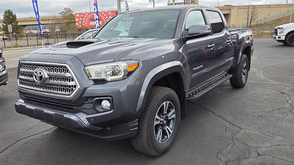 2016 Toyota Tacoma TRD Sport photo 2