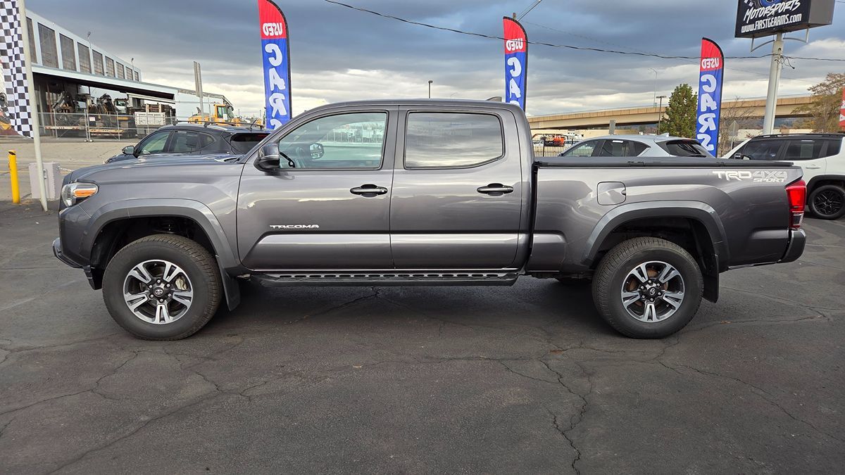 2016 Toyota Tacoma TRD Sport photo 4