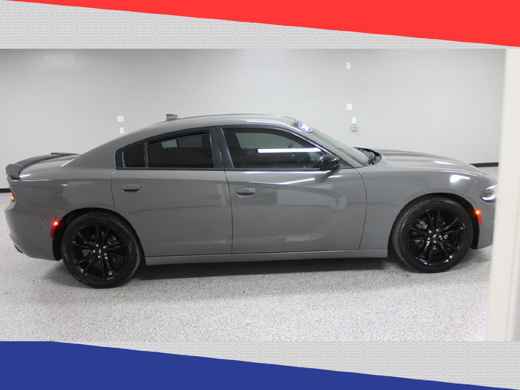 2017 Dodge Charger SXT photo 2