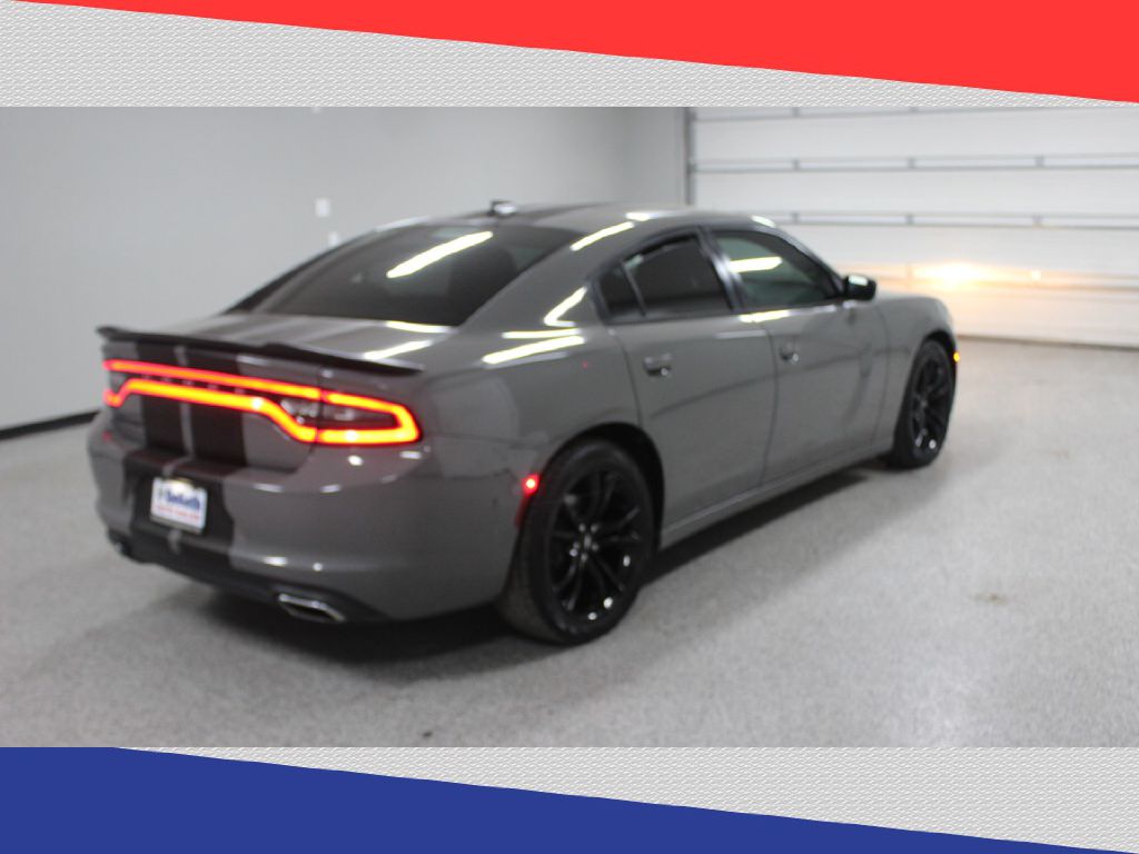 2017 Dodge Charger SXT photo 3
