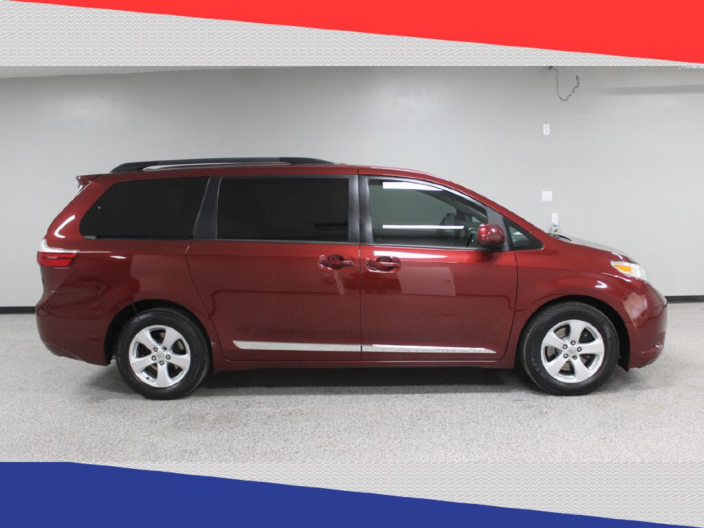 2017 Toyota Sienna LE photo 3