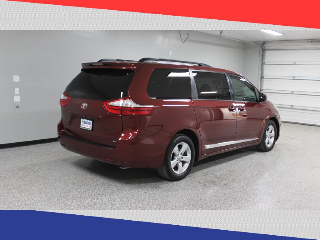 2017 Toyota Sienna LE photo 4