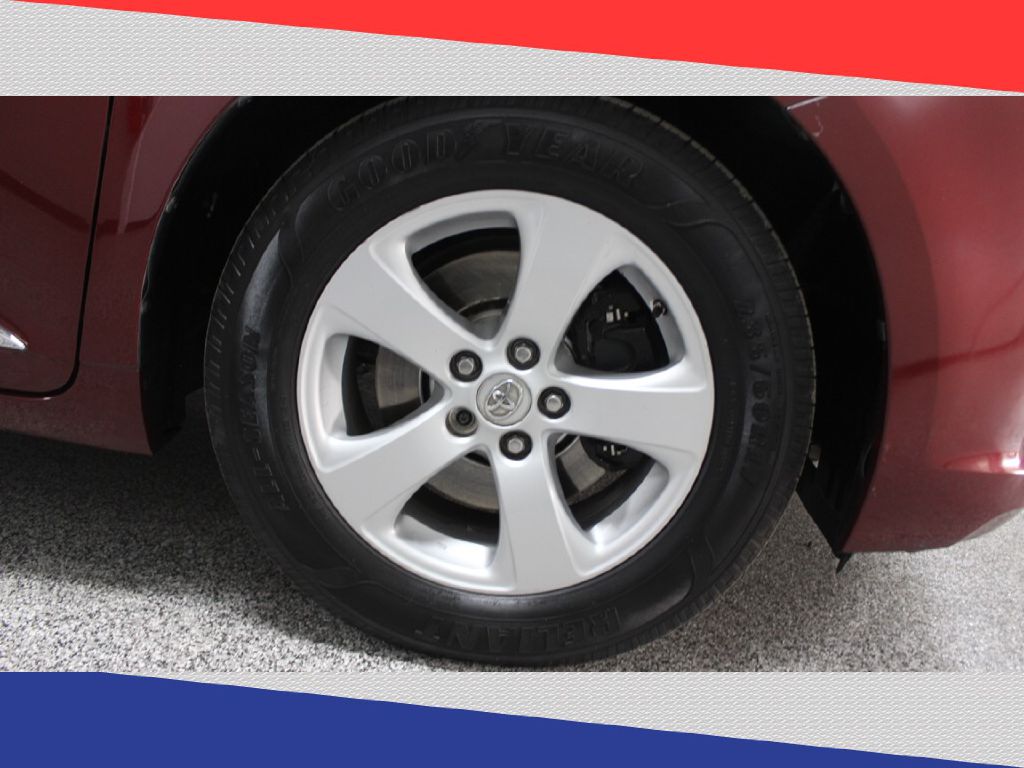 2017 Toyota Sienna LE photo 2