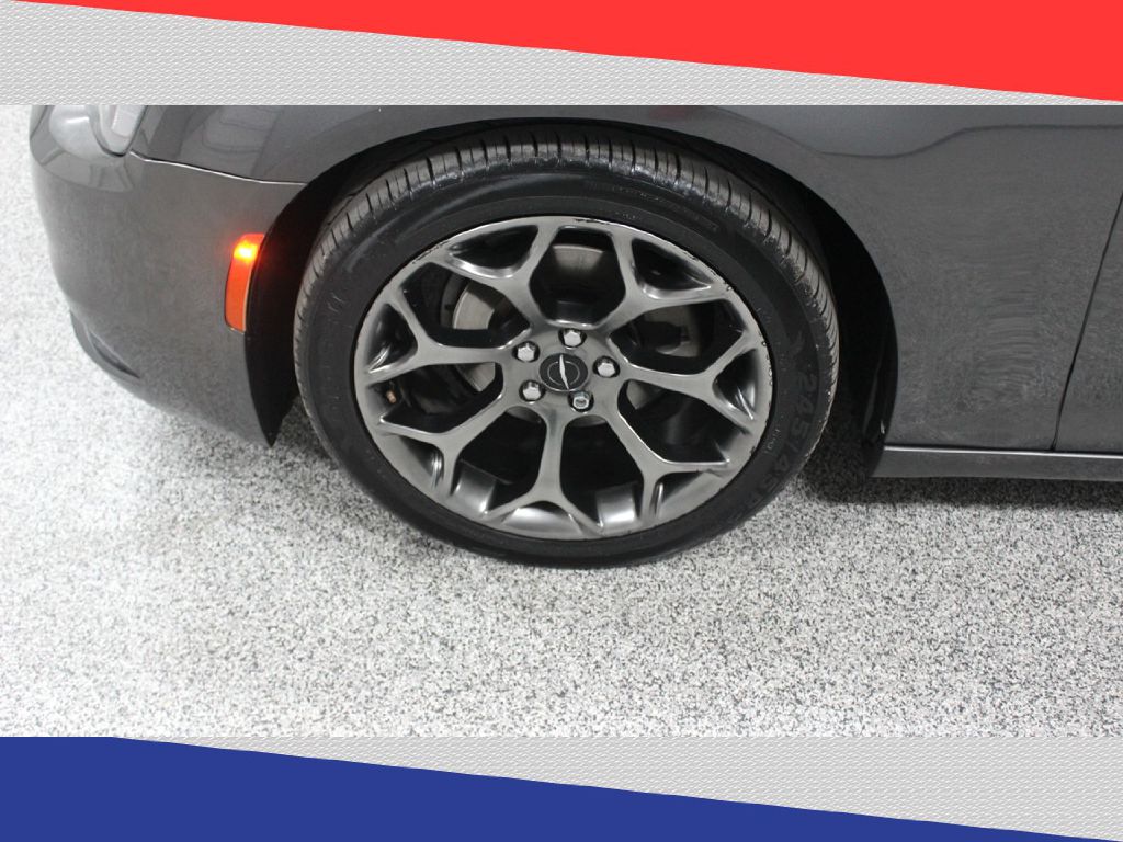 2016 Chrysler 300 photo 2