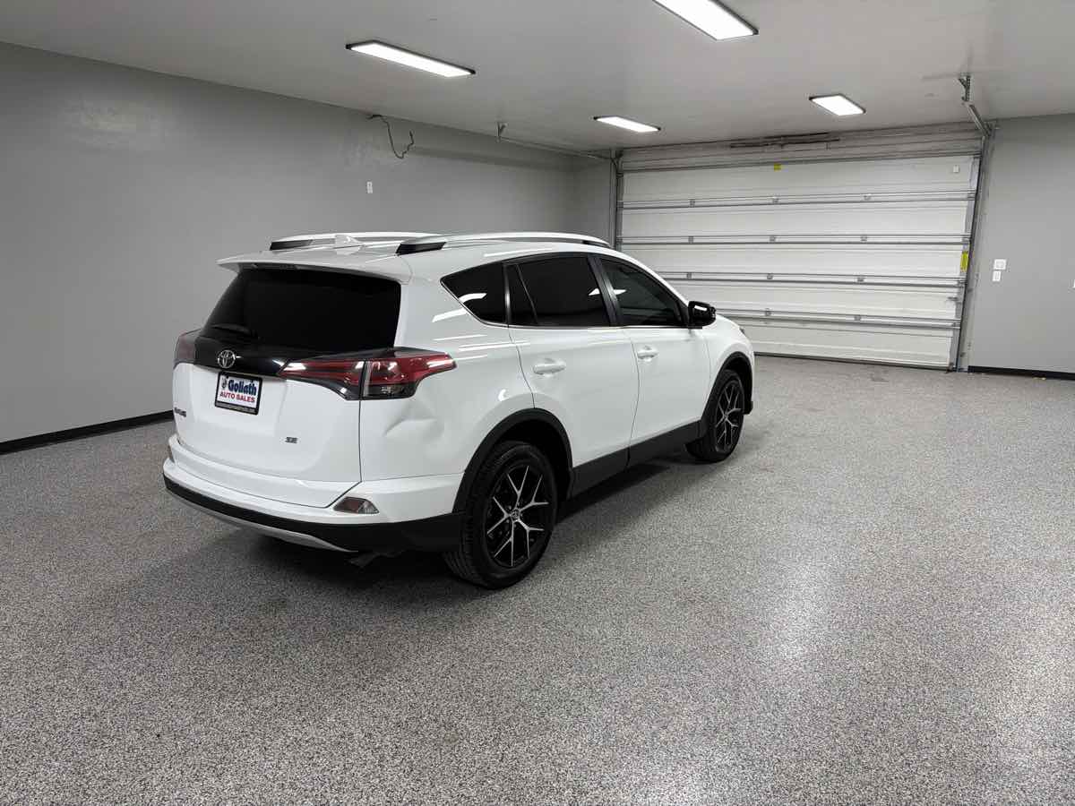 2016 Toyota RAV4 SE photo 4