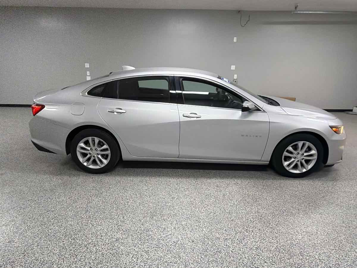 2018 Chevrolet Malibu 1LT - Photo 2