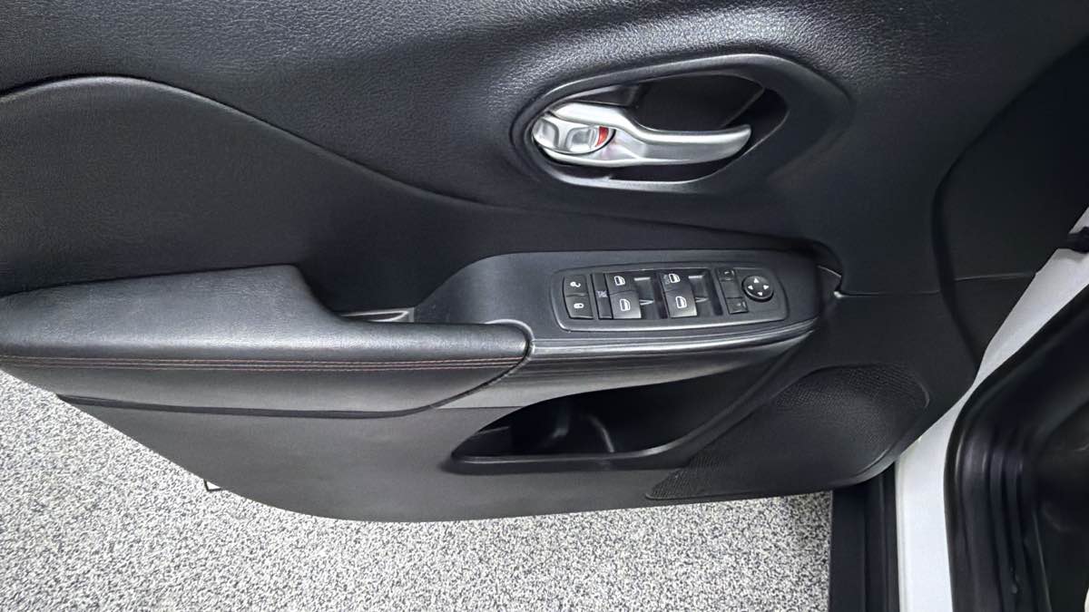 Jeep Cherokee photo 14