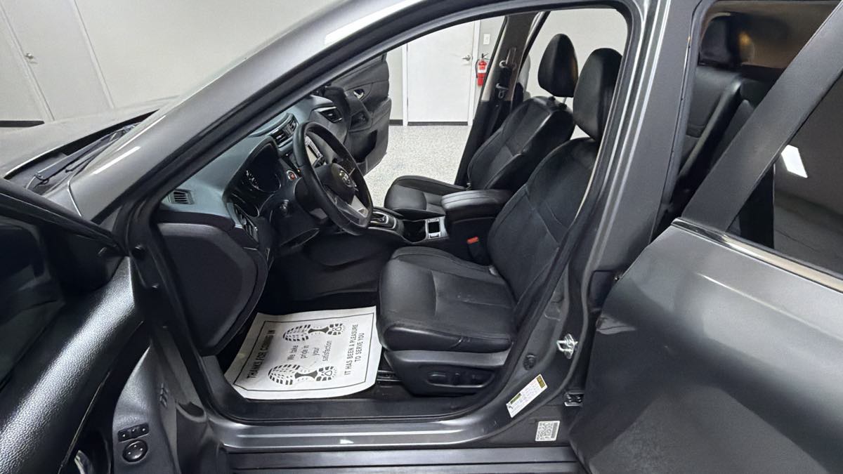 Photo 11 of this Nissan Rogue