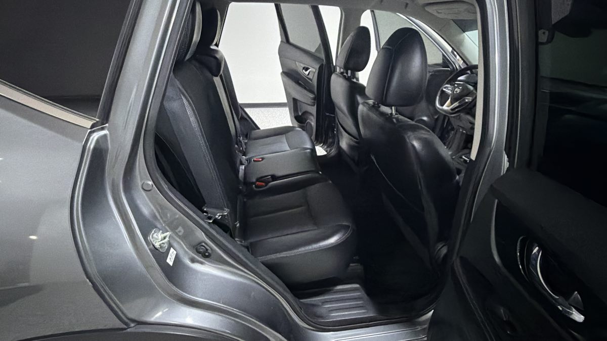 Photo 30 of this Nissan Rogue