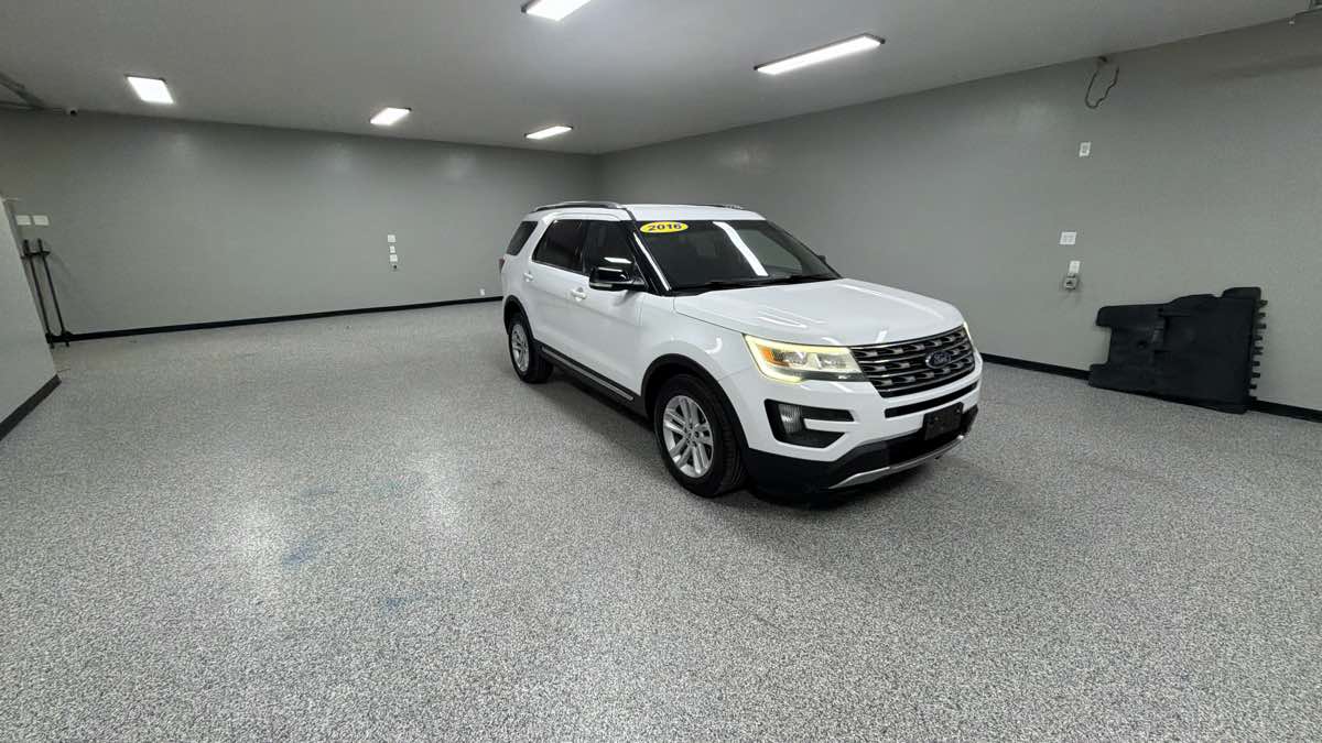 Ford Explorer photo 2