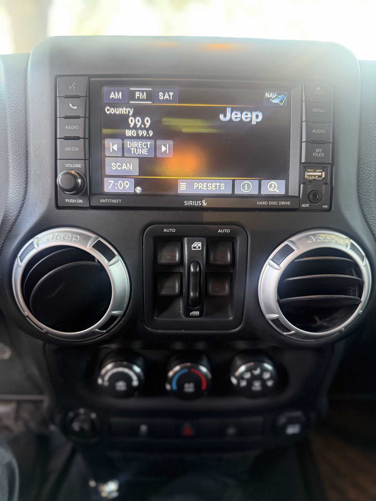 2015 Jeep Wrangler Unlimited Sahara - Photo 12