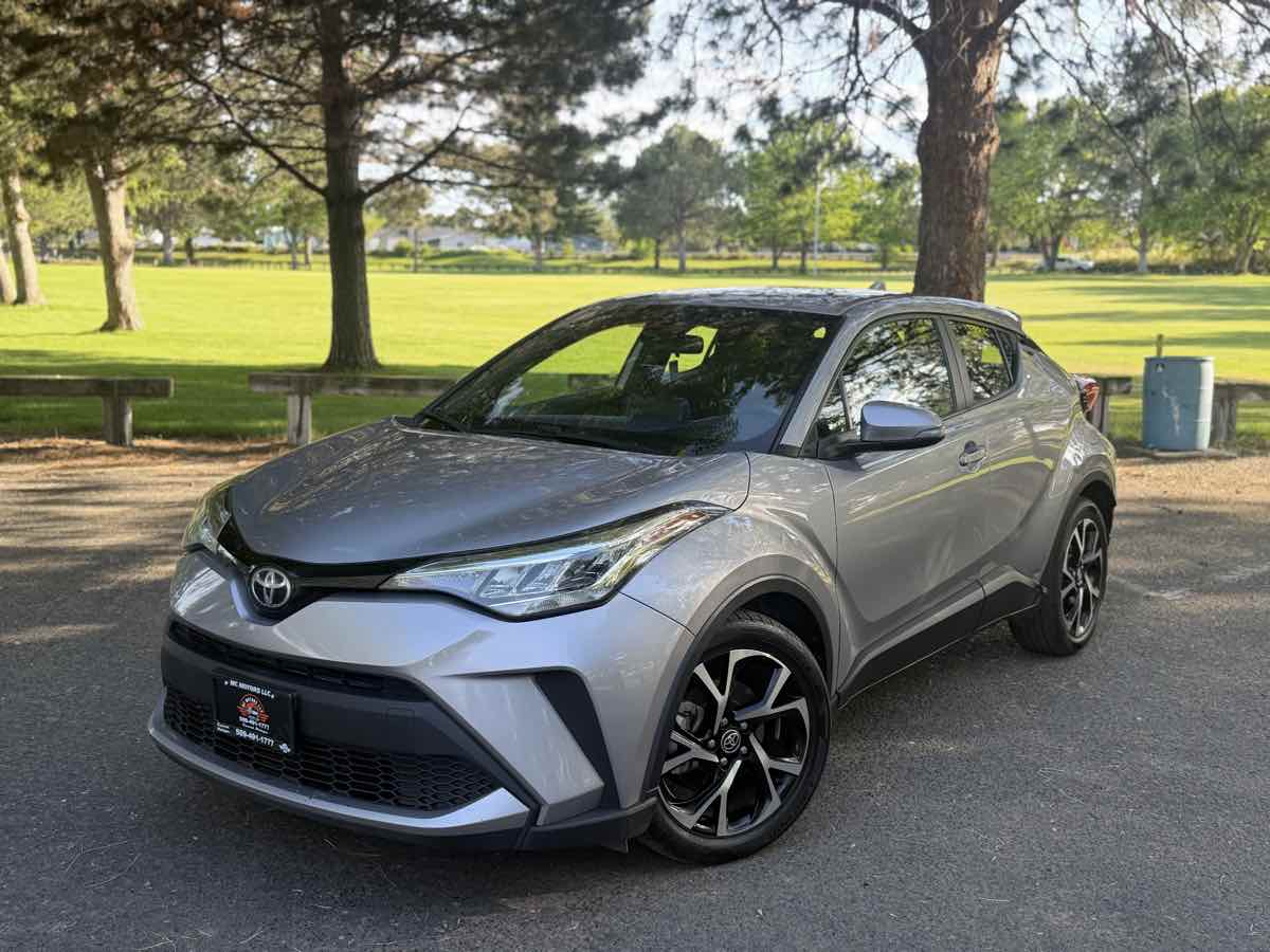 2020 Toyota C-HR XLE's photo