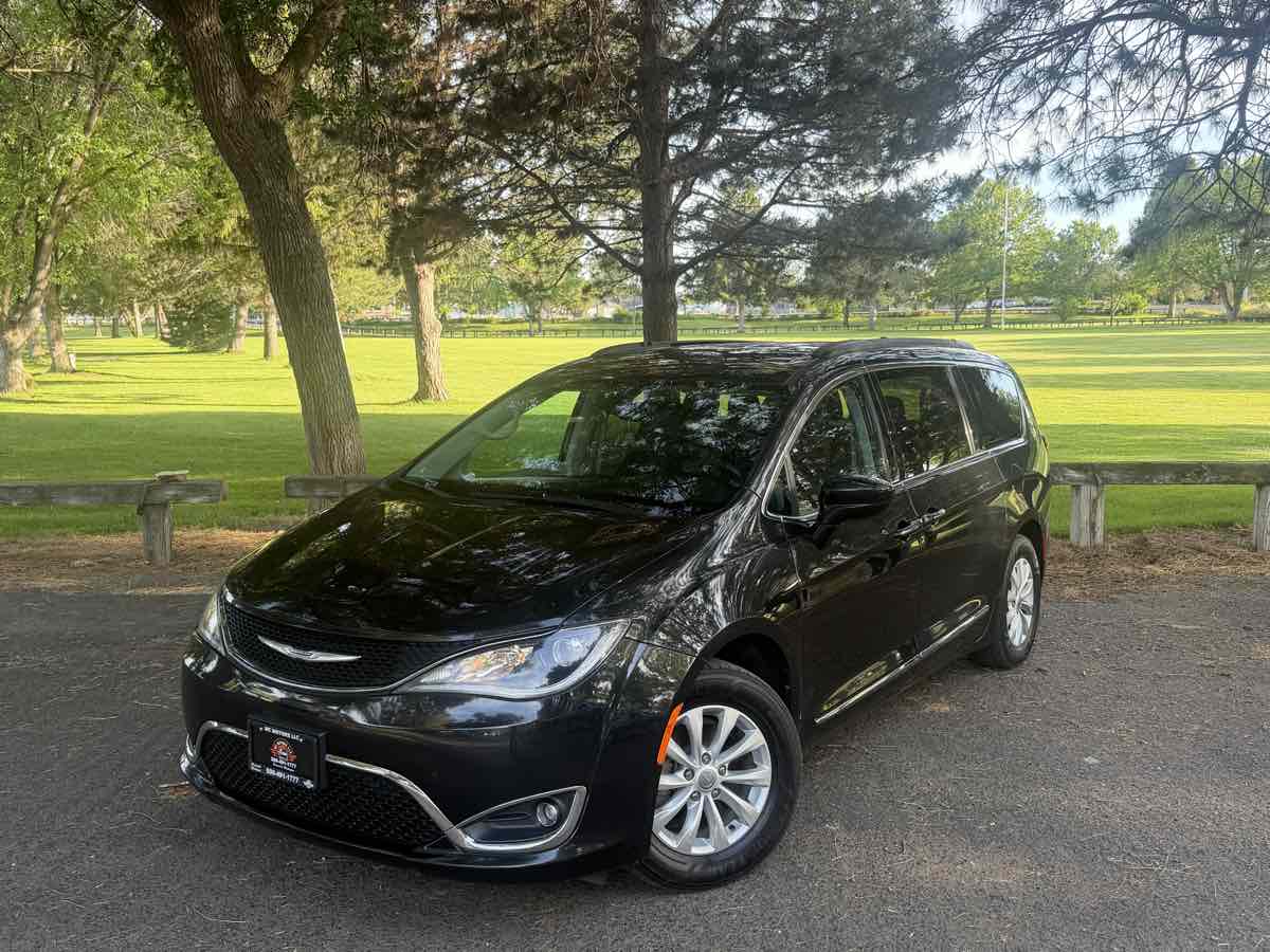 2017 Chrysler Pacifica Touring-L's photo