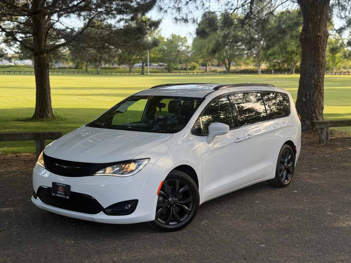 2018 Chrysler Pacifica Touring L's photo