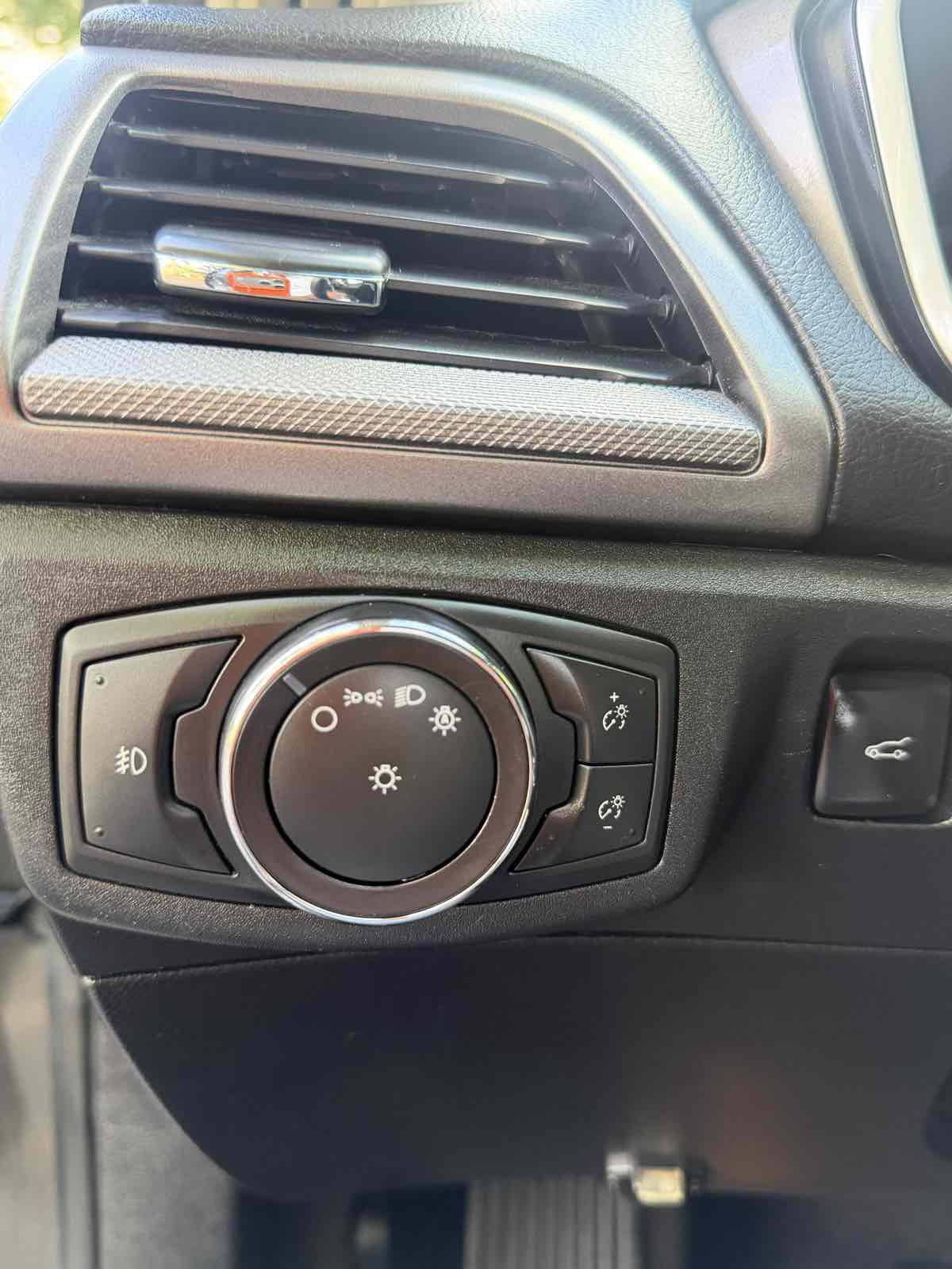 2019 Ford Fusion SE - Photo 12