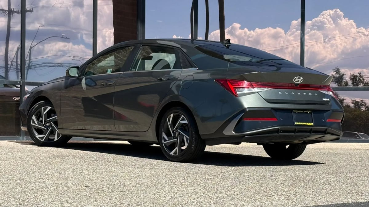 Photo 7 of this Hyundai Elantra