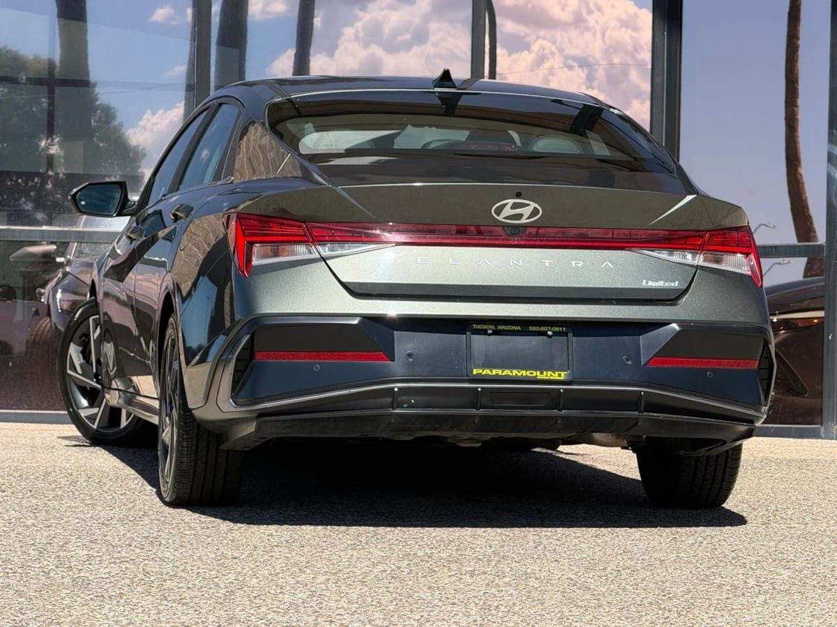 Photo 8 of this Hyundai Elantra