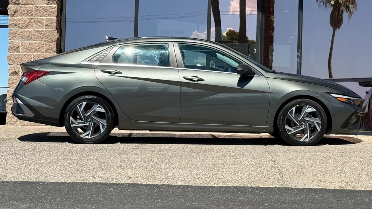 Photo 15 of this Hyundai Elantra