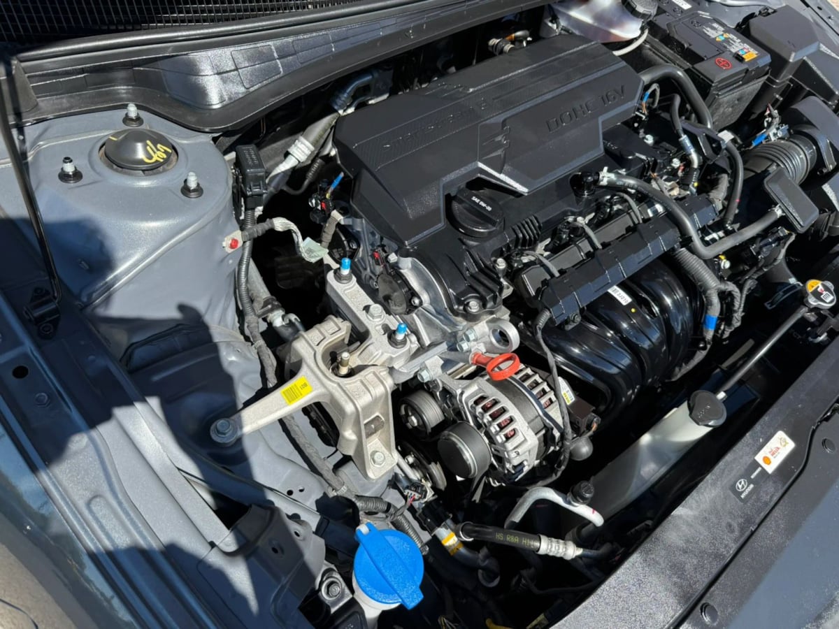 Photo 24 of this Hyundai Elantra