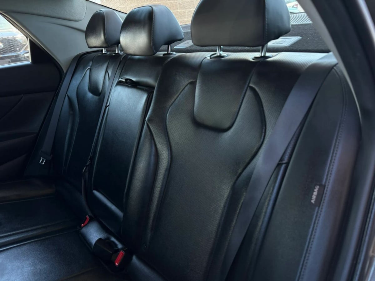 Photo 43 of this Hyundai Elantra