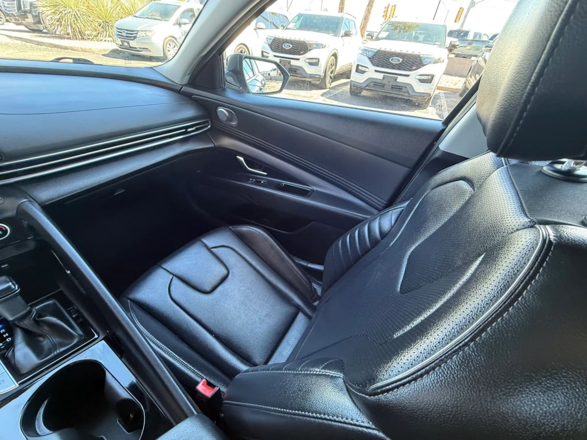 Photo 46 of this Hyundai Elantra