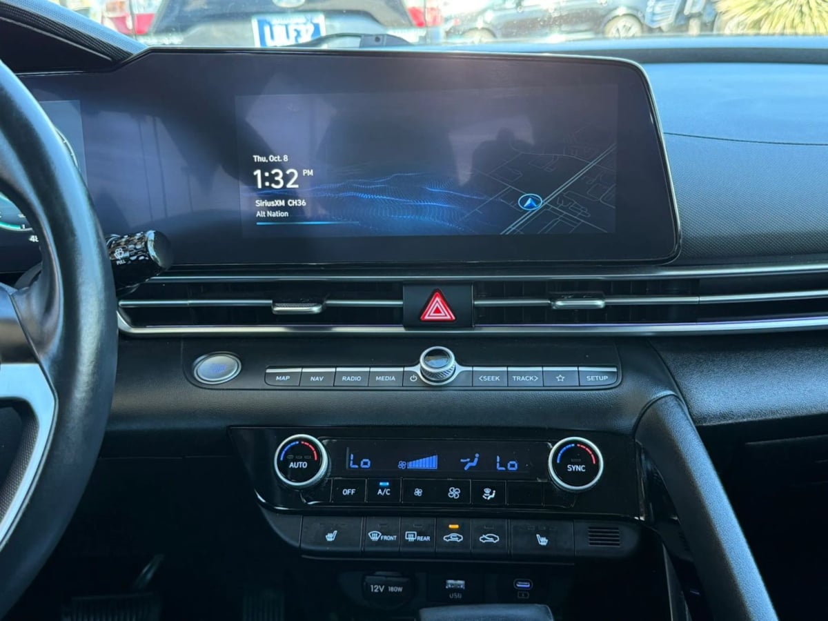 Photo 50 of this Hyundai Elantra