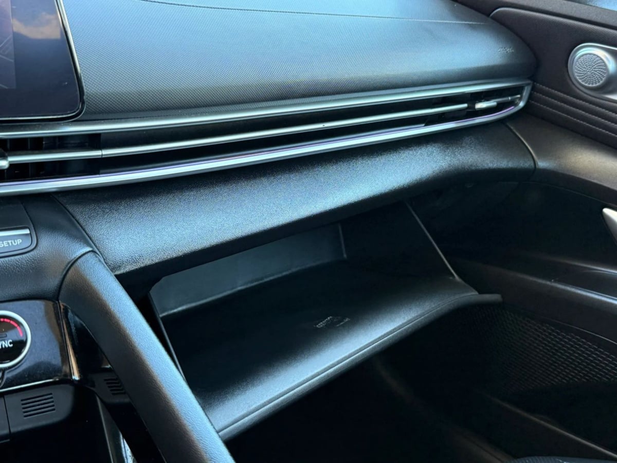 Photo 55 of this Hyundai Elantra