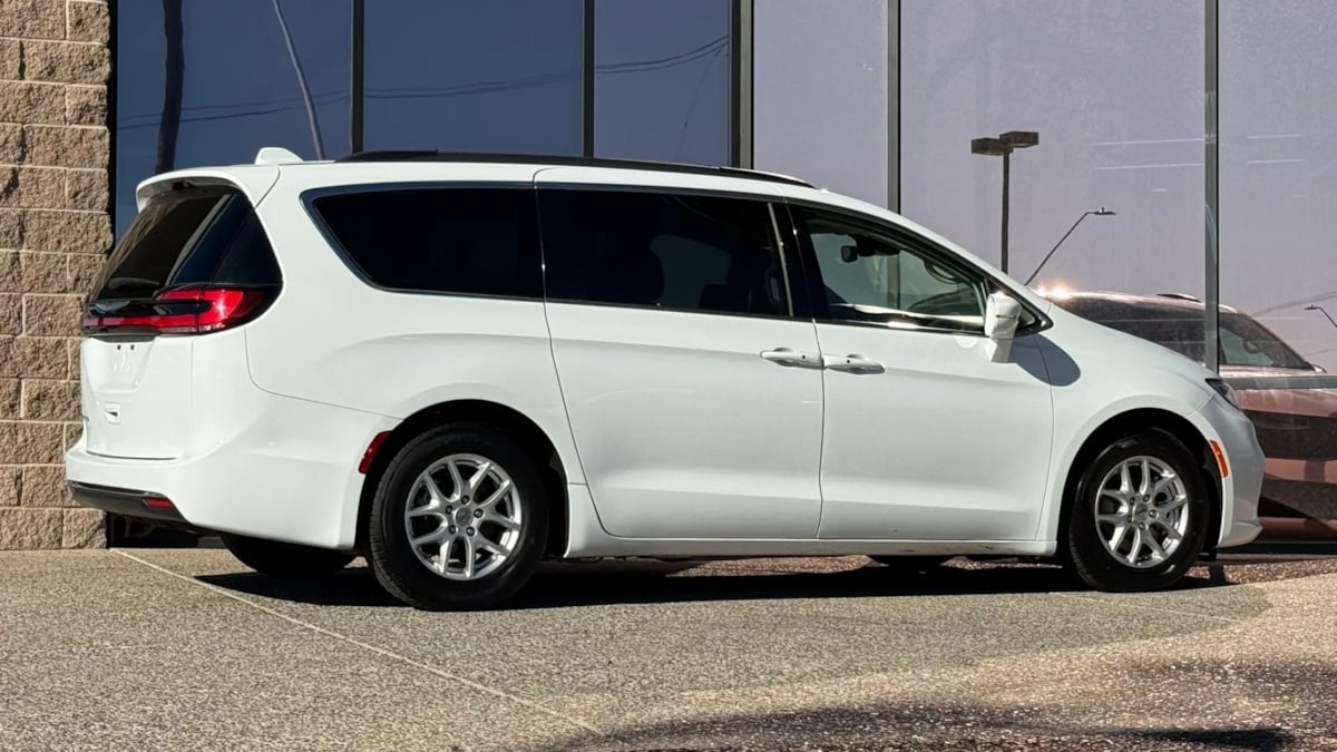 Photo 13 of this Chrysler Pacifica