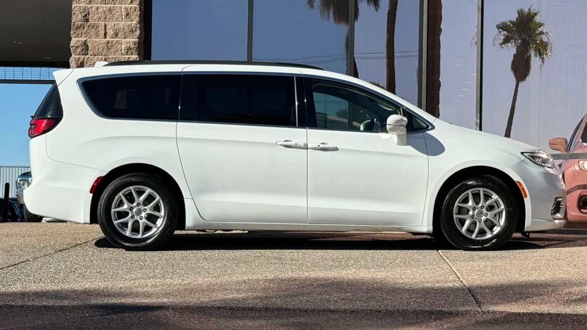 Photo 15 of this Chrysler Pacifica