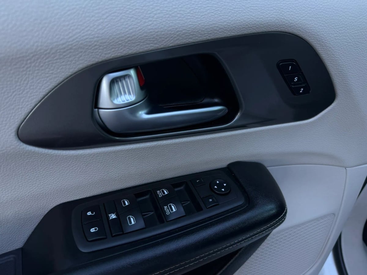 Photo 33 of this Chrysler Pacifica