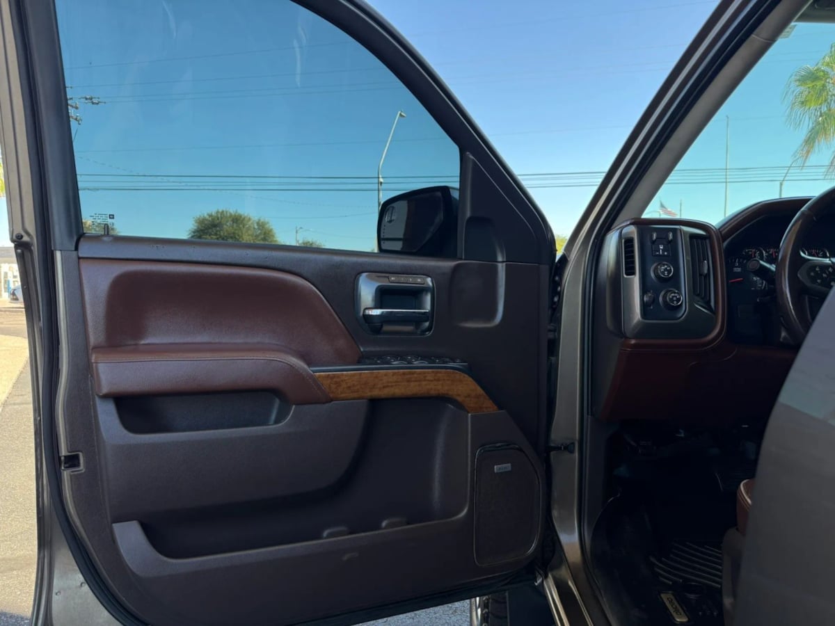Photo 35 of this Chevrolet Silverado 1500