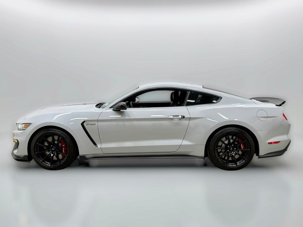 Photo 16 of this Ford Mustang