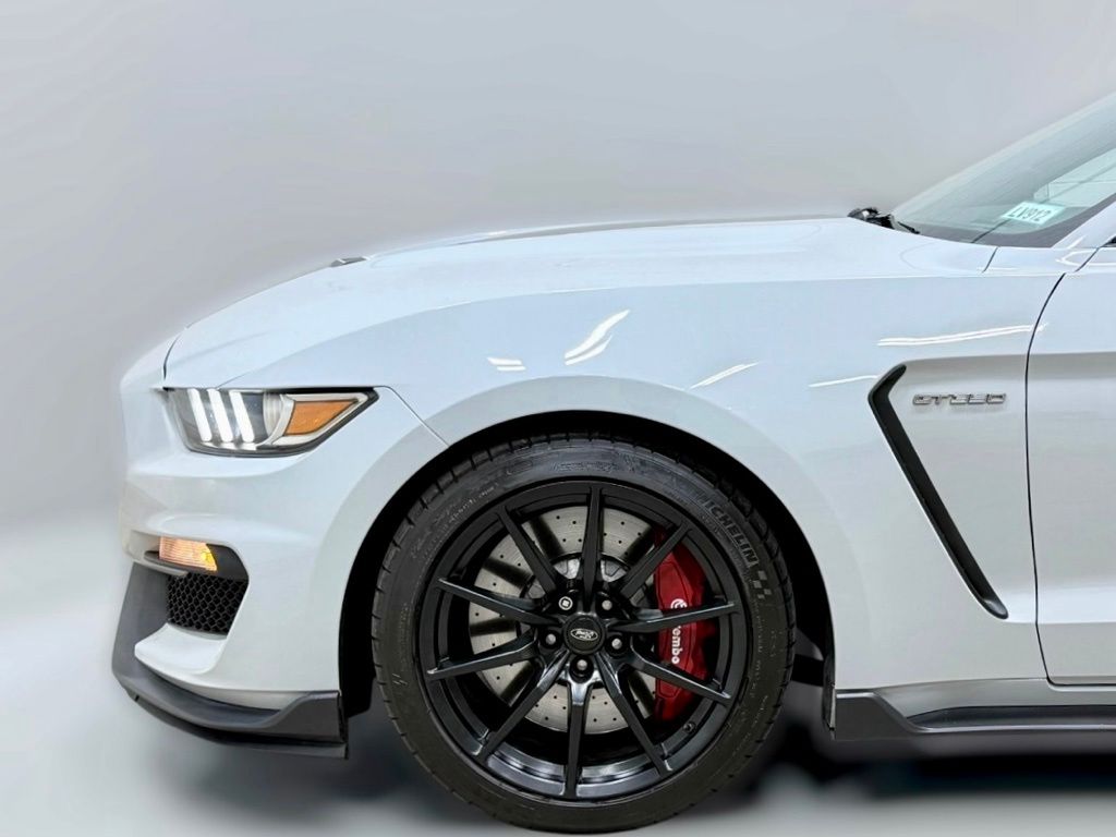 Photo 17 of this Ford Mustang
