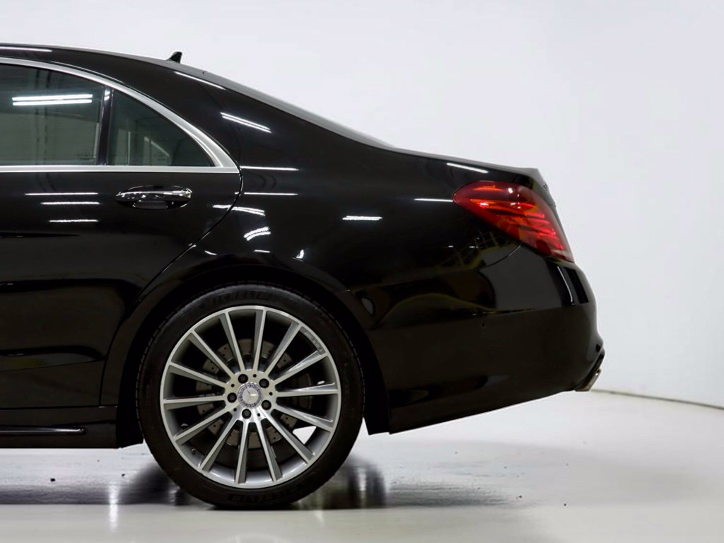 Photo 7 of this Mercedes-Benz S 550