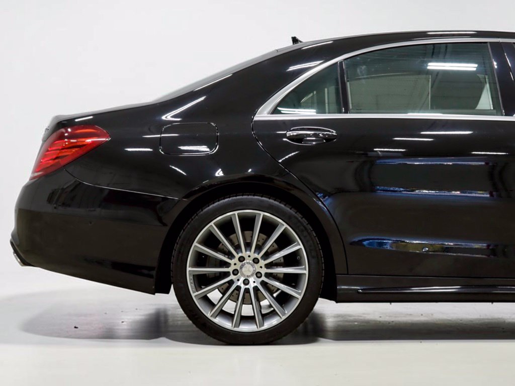Photo 8 of this Mercedes-Benz S 550