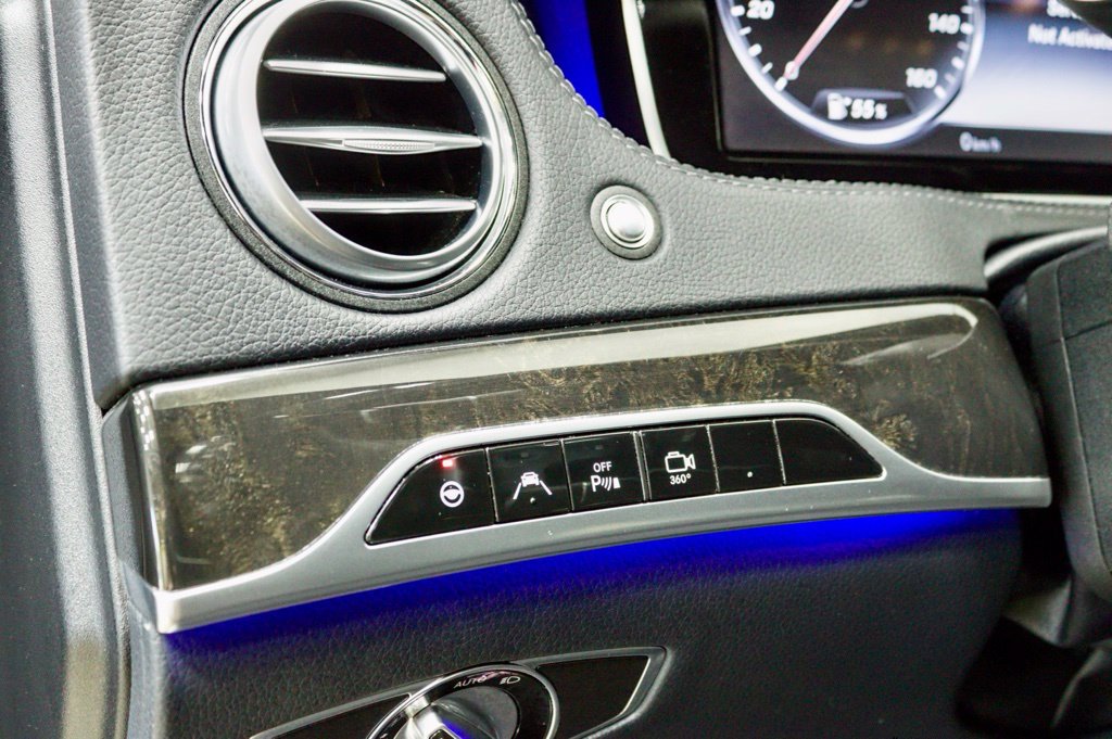 Photo 29 of this Mercedes-Benz S 550