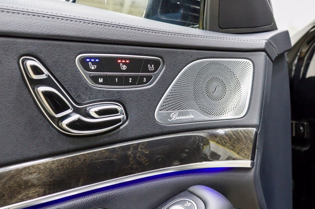 Photo 35 of this Mercedes-Benz S 550