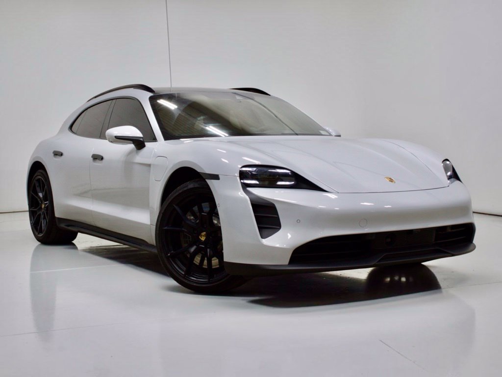 Photo 4 of this Porsche Taycan