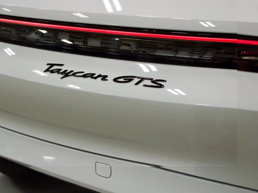Photo 13 of this Porsche Taycan